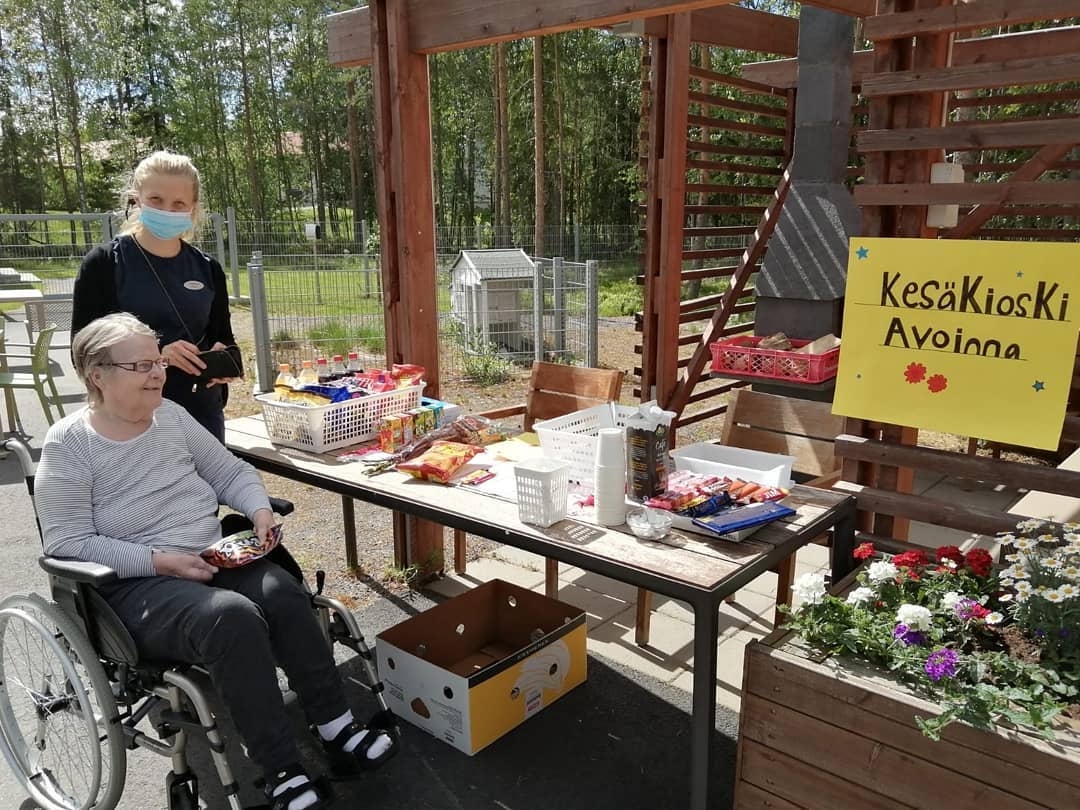 Kun kauppaan ei pääse, se tulee asukkaiden luo- kesäkioski ilahduttaa Attendo Savotanpuistossa Oulussa