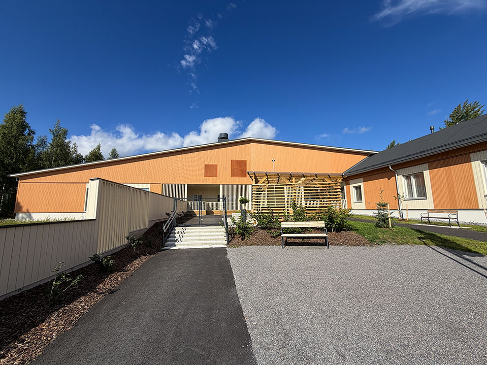 Attendo Gunnarlan etupiha, oranssi yksikerroksinen rakennus