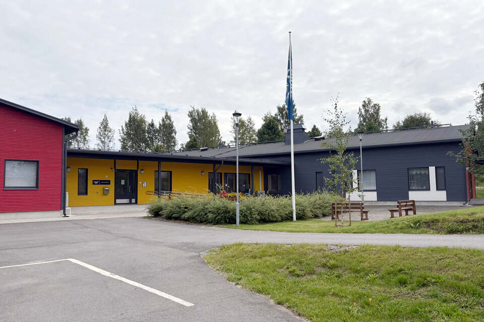 Attendo Mikkolanniityn puna-kelta-harmaa, yksikerroksinen rakennus