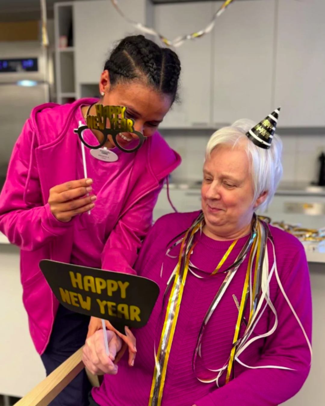 Hoitaja ja asukas juhlimassa uutta vuotta