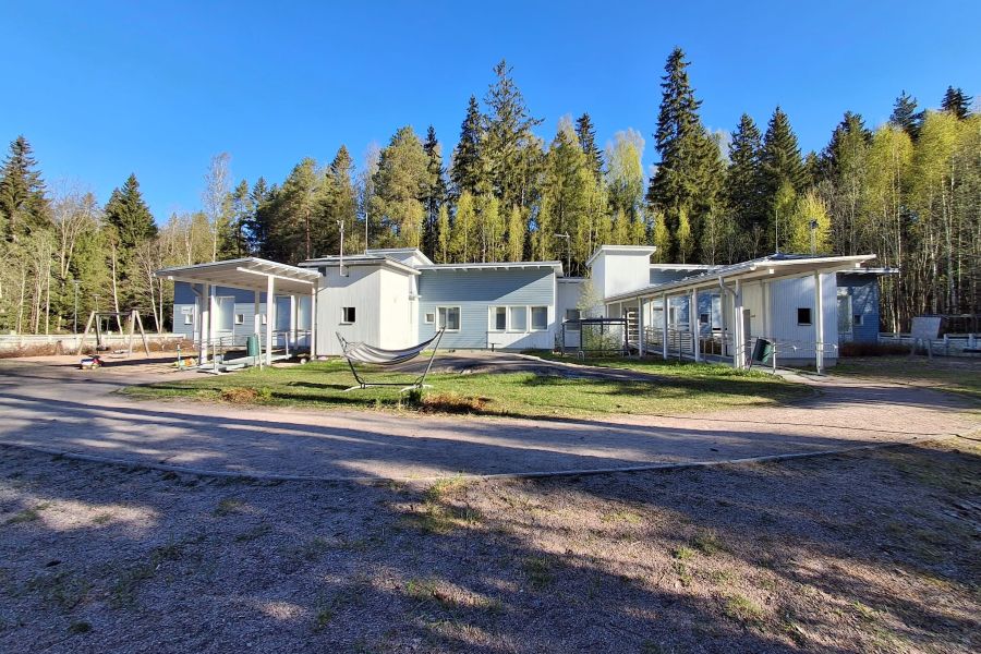 Attendo-koti Karhutorpan ulkokuva aurinkoinen sää