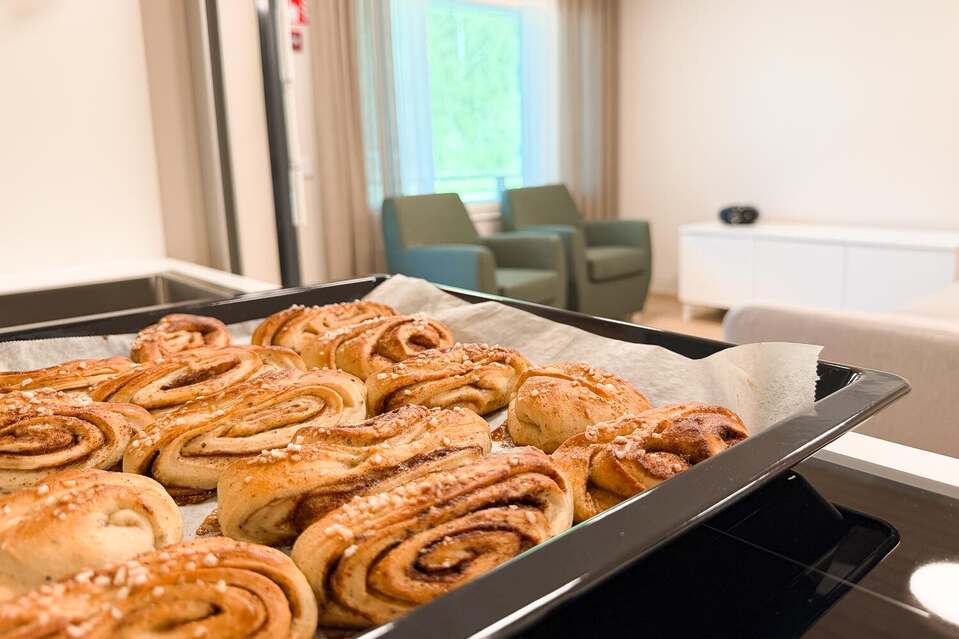 korvapuusteja pellillä Kotojärven yhteisen tilan keittiössä