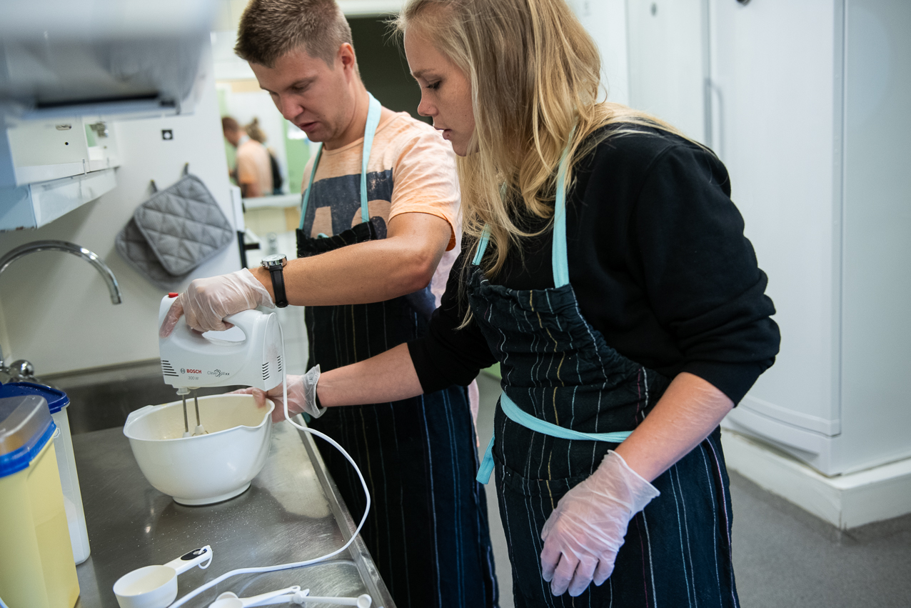 Hoitaja tarkistaa asukkaan jalkatukea