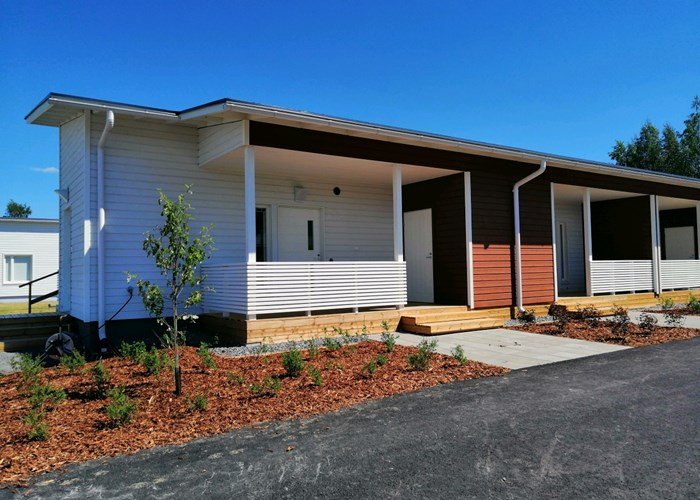 Attendo Valoharjun yksikerroksinen rakennus ulkoa kuvattuna aurinkoisena kesäpäivänä