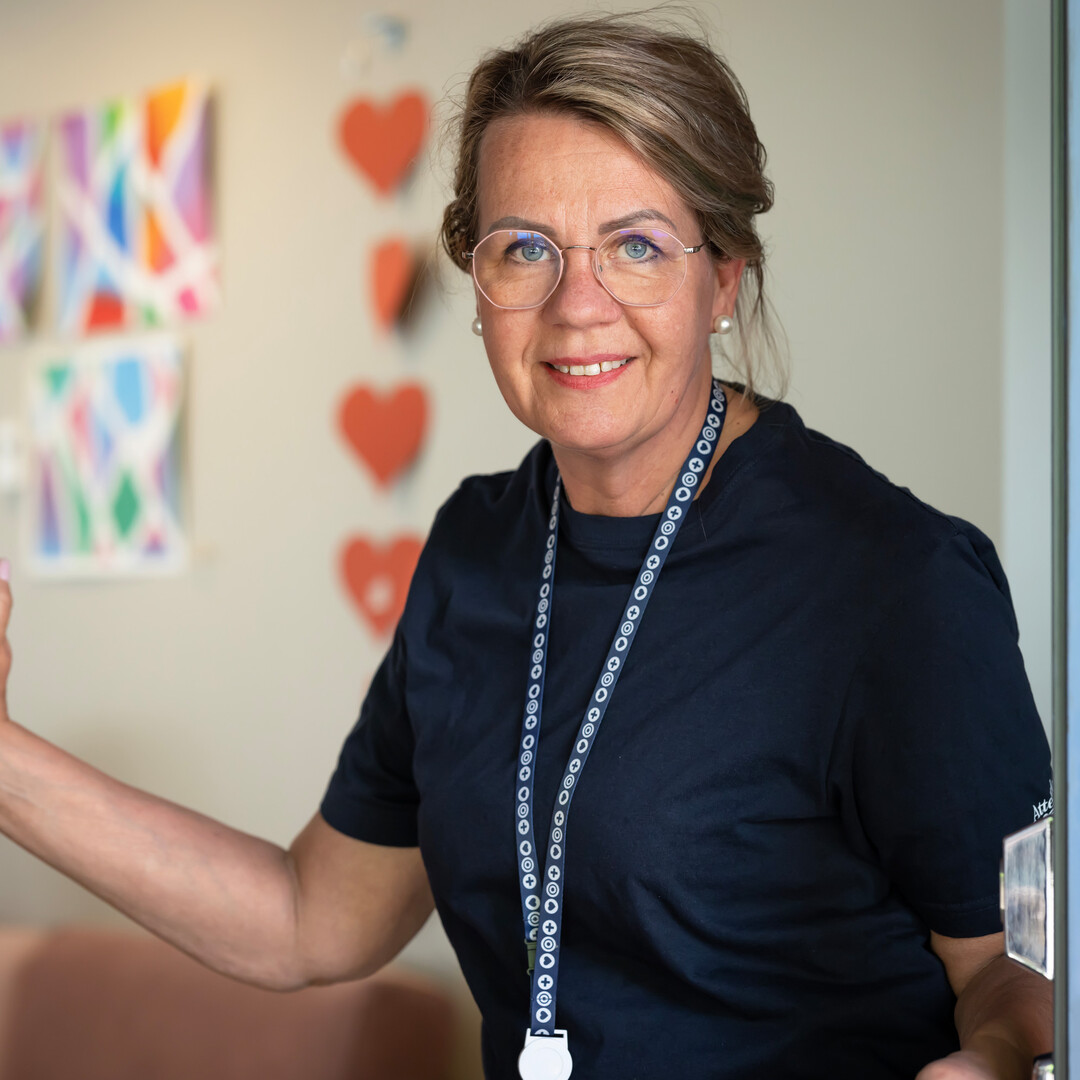 attendolainen avaa oven hymyssä suin