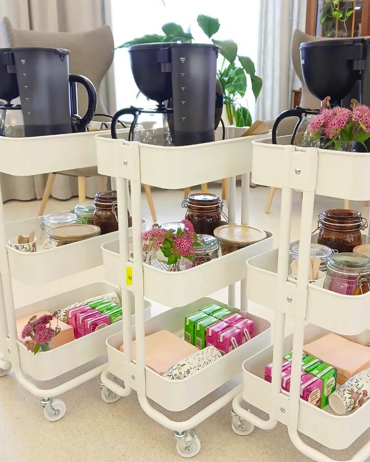 Kolme valkoista kahvikärryä