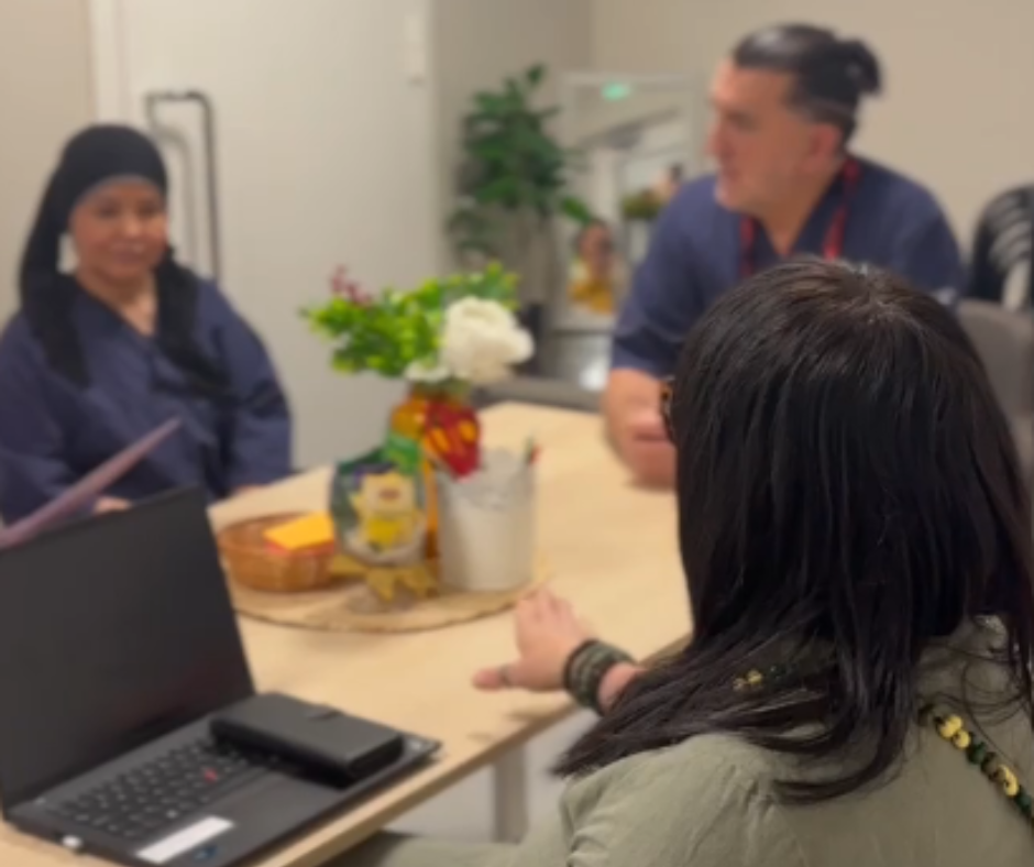 Kaija Rautio pitämässä tiimipalaveria tiiminsä kanssa