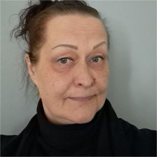 Kodin johtaja Heidi hymyilee lämpimästi kameralle