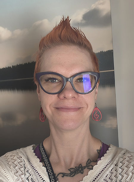 Jonna silmälasti päässä katsoo suoraan kameraan