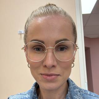 Katariina katso kameraan, silmälasit, hiukset kiinni