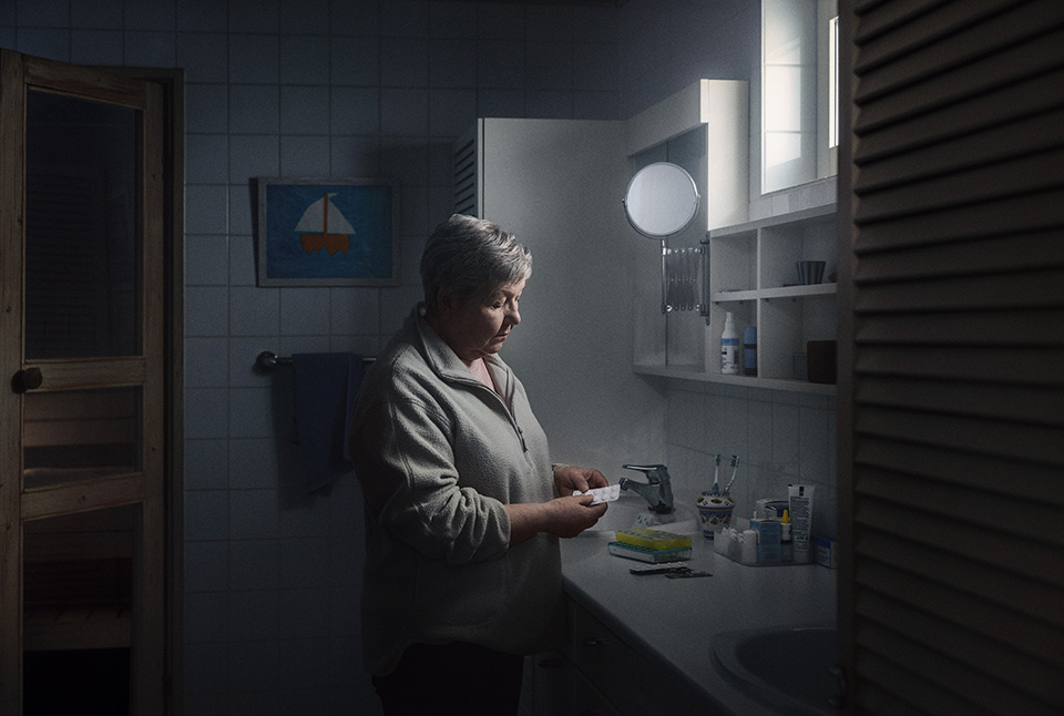 Läheinen tummassa kylpyhuoneessa