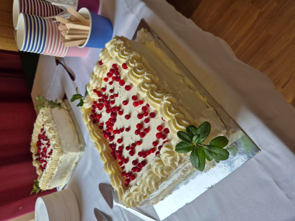 Kauniisti koristeltu kinuskinen rahkakakku Attendo-kotien iltamissa