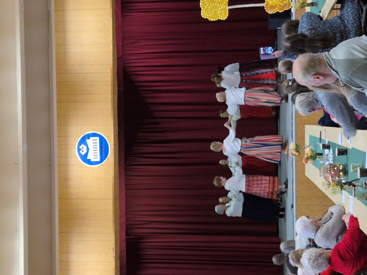 kansantanssiryhmä esiintyy Attendo-kotien iltamissa