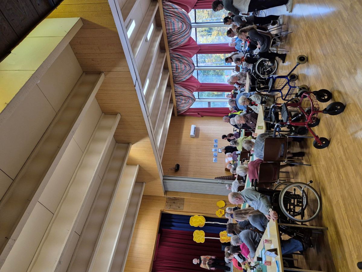 Attendo-kotien asukkaat kokoontuneena yhteisiin iltamiin Lahdessa