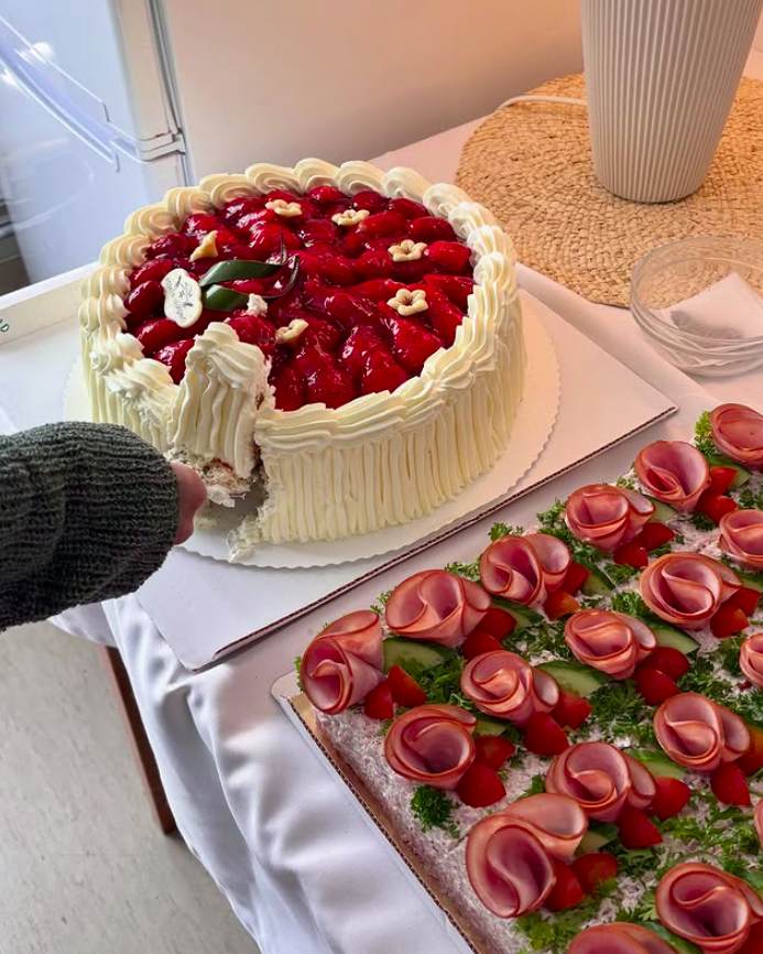 Mansikka ja voileipäkakku