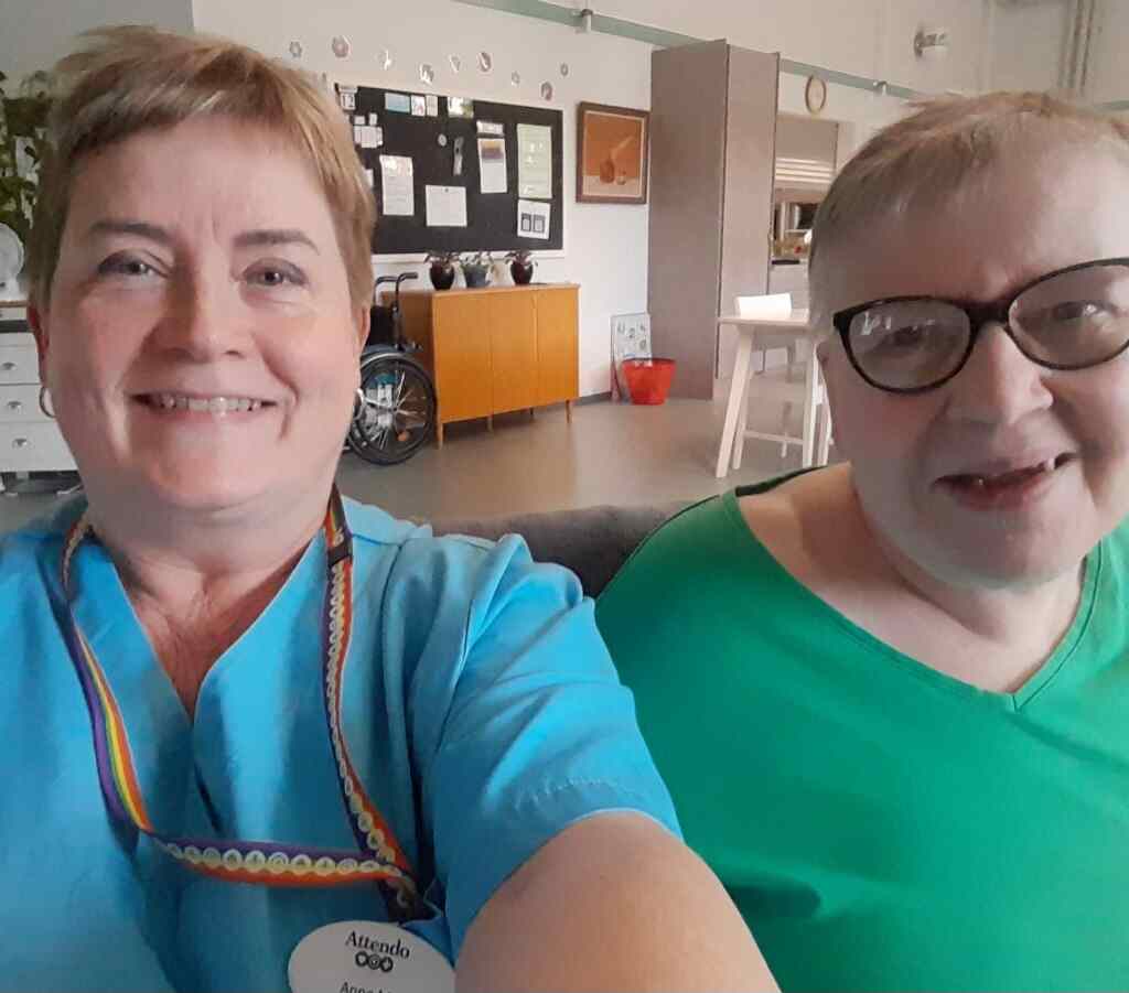Anne yhteiskuvassa asukkaan kanssa