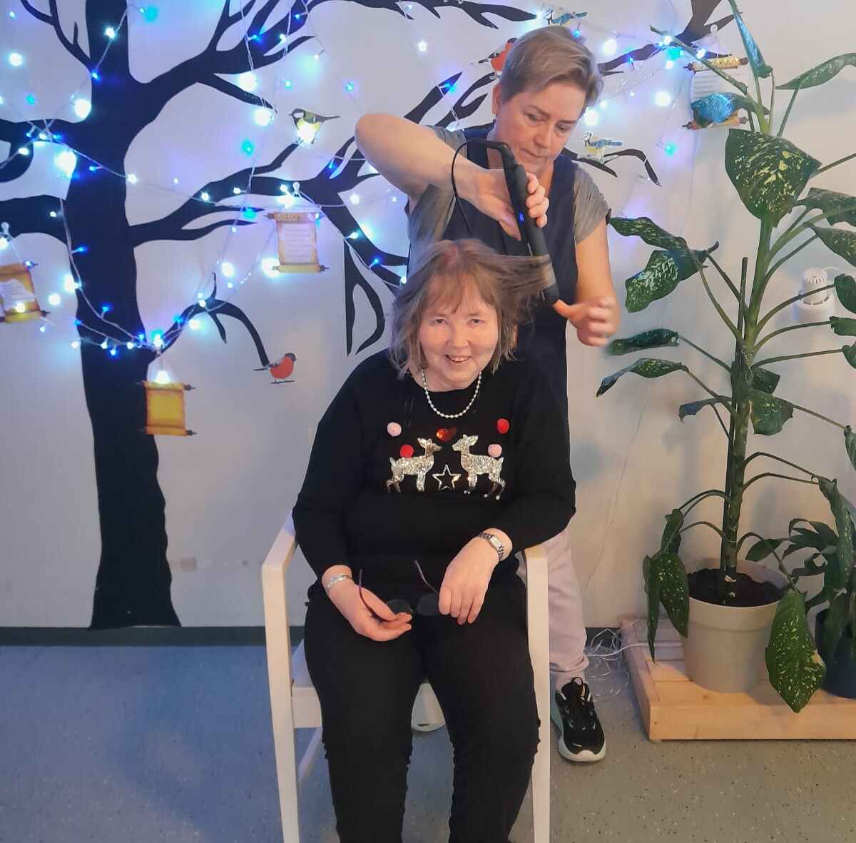 Anne yhdessä asukkaan kanssa