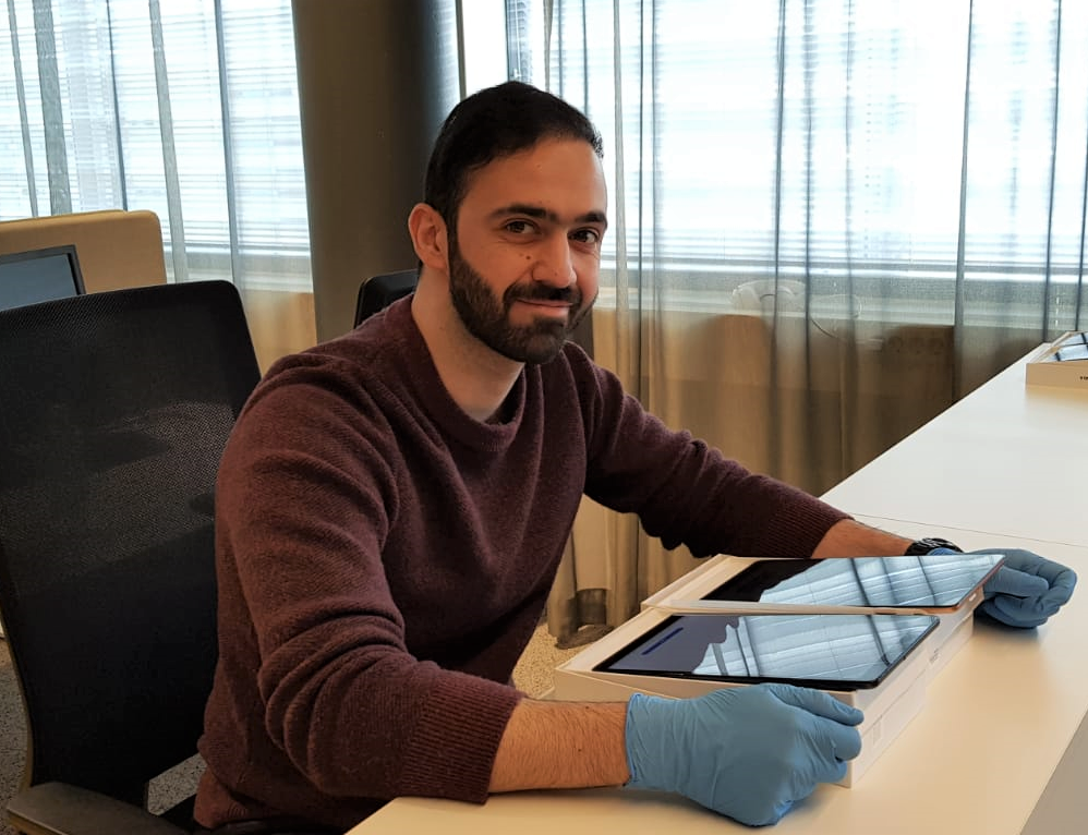Mustafa Al-Saheek asentamassa videoyhteyksiä tabletteihin