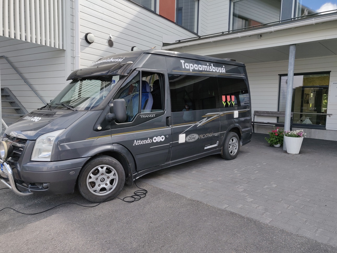 Tapaamisbussi tuo läheiset turvallisesti lähelle